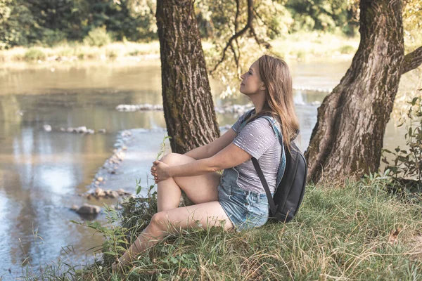 Die junge Frau genießt die Natur im Sommer — Stockfoto