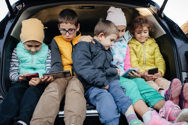 Niños sentados en el camión con smartphones —  Fotos de Stock