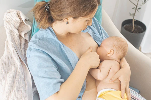 Mamá y bebé recién nacido descansando después de amamantar — Foto de Stock