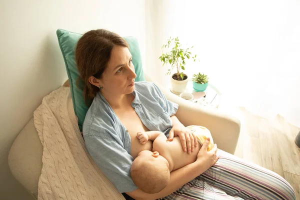 Mothed and baby, breastfeeding in cradle position — Stock Photo, Image