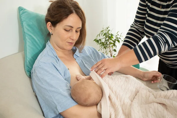 Borstvoeding consultant ondersteunt jonge moeder om problemen te overwinnen — Stockfoto