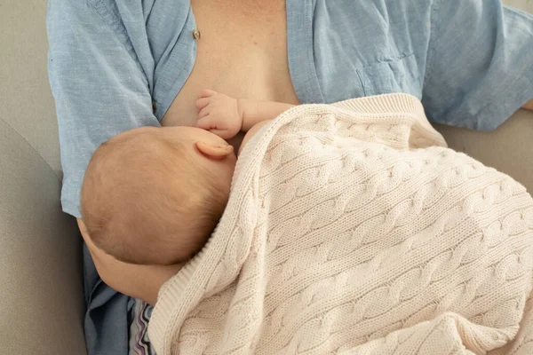 Mãe e bebê recém-nascido descansando após a amamentação — Fotografia de Stock