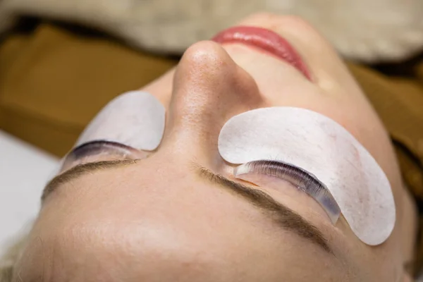 Vrouwelijke gezicht onder procedure van wimpers lamineren in schoonheidssalon — Stockfoto