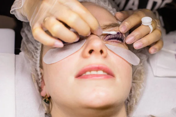 Güzellik salonunda kirpik kırbaçlama prosedürü altında bir kadın yüzü — Stok fotoğraf