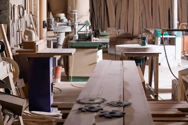 Modern snickarverkstad för tillverkning av trämöbler — Stockfoto
