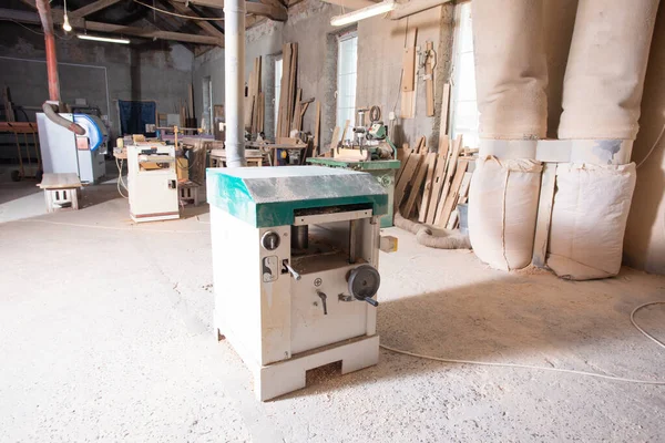 Loja de carpintaria moderna para a fabricação de móveis de madeira — Fotografia de Stock