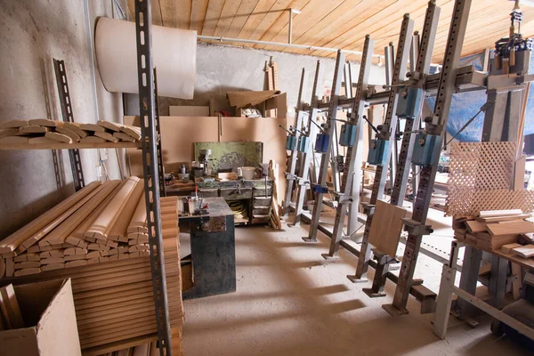 Loja de carpintaria moderna para a fabricação de móveis de madeira — Fotografia de Stock
