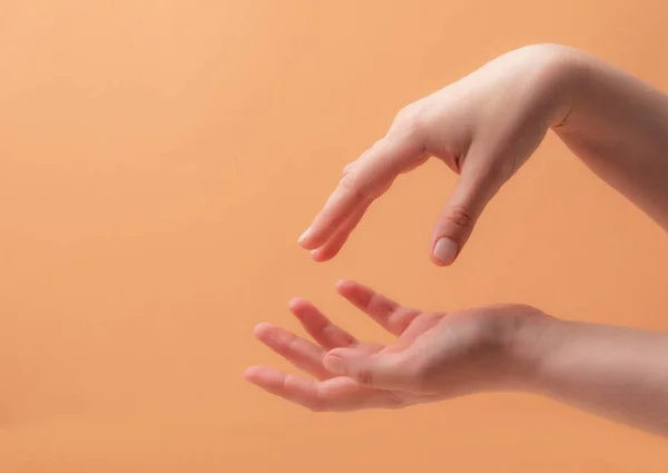 Jonge vrouwelijke handen die crème of lotion aanbrengen — Stockfoto