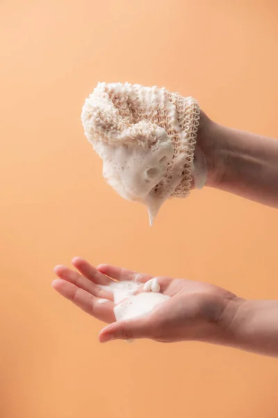 Natuurlijk biologisch afbreekbaar washandje in de vrouwelijke handen — Stockfoto