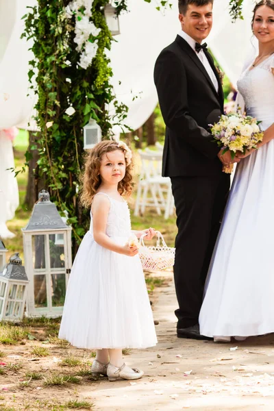 Wedding flying rose petals from kids at ceremony — Stock Photo, Image