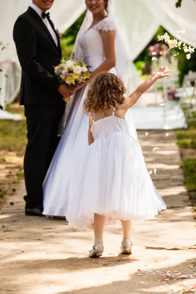 Svatební létající okvětní lístky růží od dětí na ceremoniálu — Stock fotografie