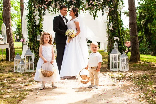 Mariée et marié baisers pendant la cérémonie de mariage — Photo