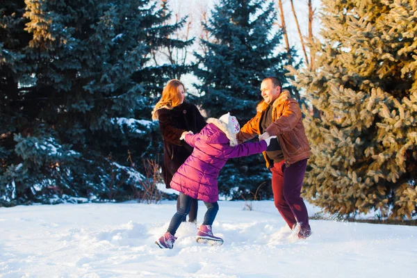 Szczęśliwa rodzina podczas spaceru po zimowym parku — Zdjęcie stockowe