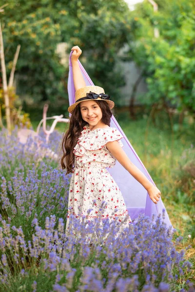 Romantic portrait o charming girl in straw hat in lavender — Stock Photo, Image