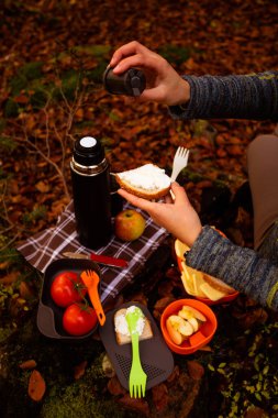 Atıştırmalık ve kahve içmek için kamp malzemesi..
