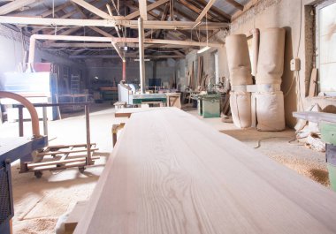 Ahşap mobilyalar için modern marangoz dükkanı