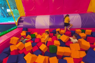 Çocuklar çocuk merkezinde birlikte oynuyorlar.