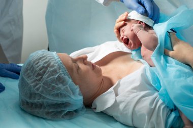 Anne, hastanede yeni doğan bebeğine bak.