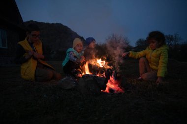 Çocuklar kampta, ateşin yanında..