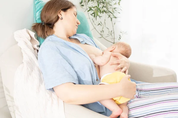 Mom and newborn baby resting after breastfeeding — Stock Photo, Image