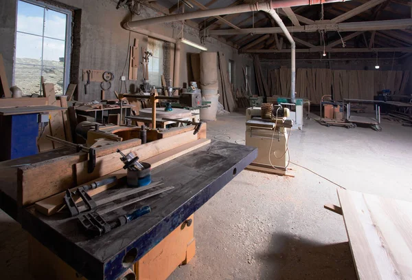 Сучасний столярний магазин для виготовлення дерев'яних меблів — стокове фото