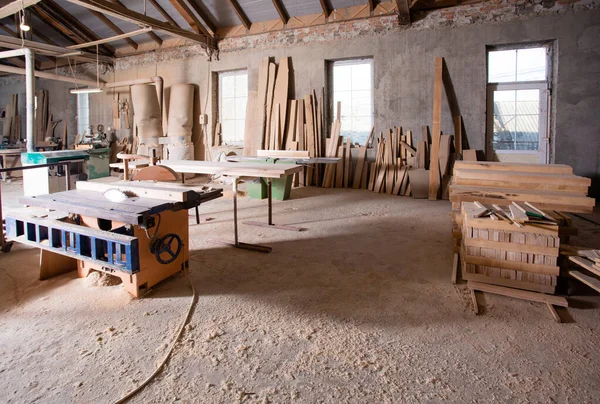 Современный столярный цех по производству деревянной мебели — стоковое фото