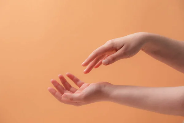 Jonge vrouwelijke handen die crème of lotion aanbrengen — Stockfoto