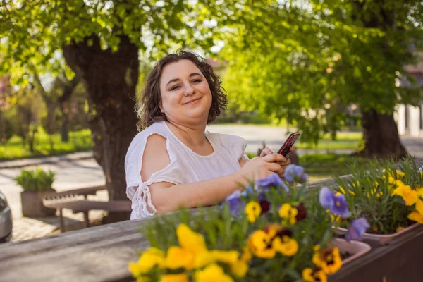 Affärskvinna på gatan med mobiltelefon och med samtal. — Stockfoto