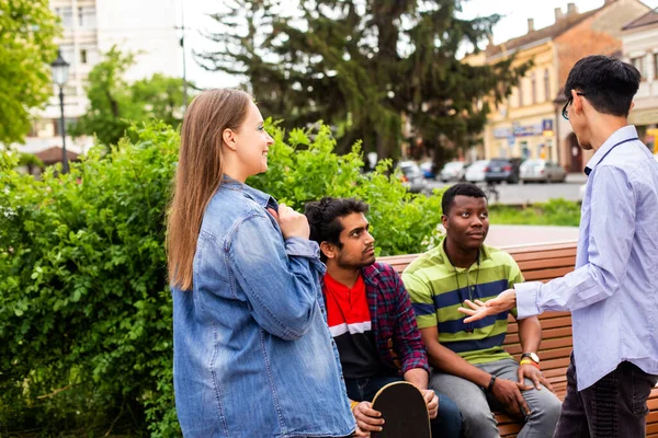 Aufgeregte Freunde sitzen auf Holzbank — Stockfoto