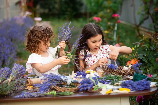 소녀들 이 집에서 라벤더 화환을 만들고 있다 — 스톡 사진