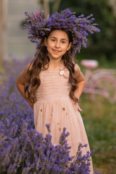 Vacker lång hår flicka nära lavendel buskar — Stockfoto