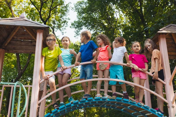 Freundeskreis verbringt Zeit gemeinsam auf dem Spielplatz — Stockfoto