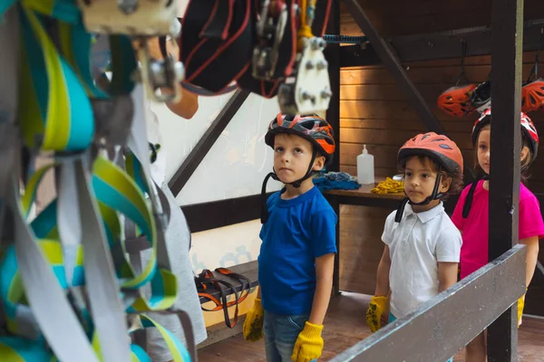 De kinderen onderzoeken hun uitrusting voordat ze aan het avontuur beginnen. — Stockfoto