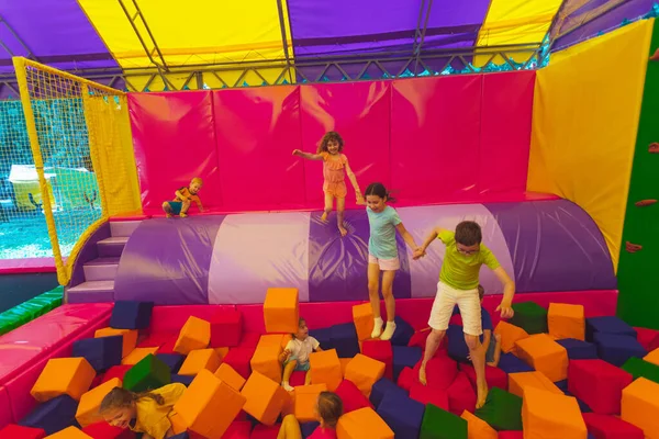 Çocuklar trambolin parkında harika vakit geçiriyorlar.