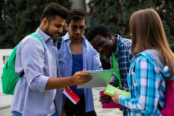 Le groupe d'étudiants indiens aide votre camarade de classe avec la navigation — Photo