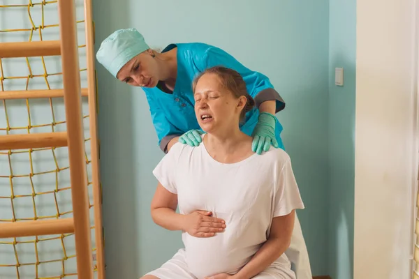 Vrouw baart in het ziekenhuis, heeft een wee — Stockfoto