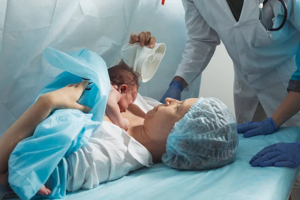 Mother look to her newborn baby in hospital — Foto de Stock