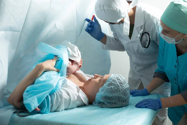 Anne bebek hastane odasında tutar.