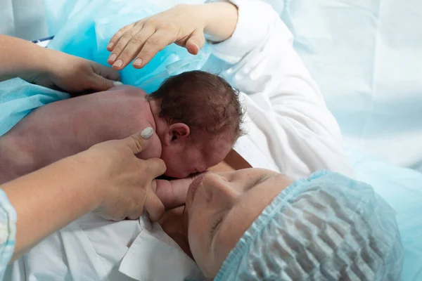 Mother look to her newborn baby in hospital — Stock Photo, Image