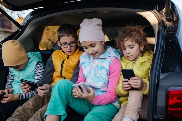 Niños sentados en el camión con smartphones —  Fotos de Stock