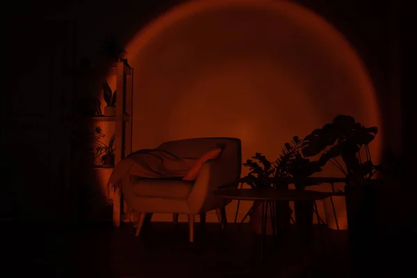 Huis interieur, gezellige stoel met kussens bij zonsondergang — Stockfoto