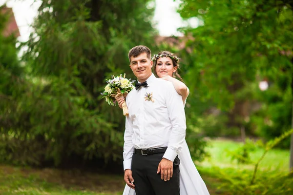 Счастливая невеста и жених после свадебной церемонии — стоковое фото