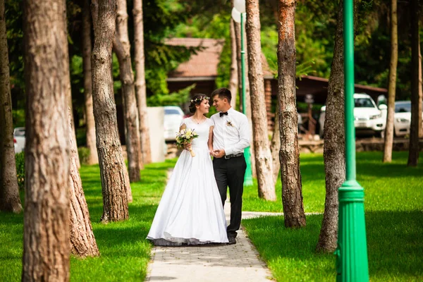 Felice sposa e sposo dopo la cerimonia di nozze — Foto Stock