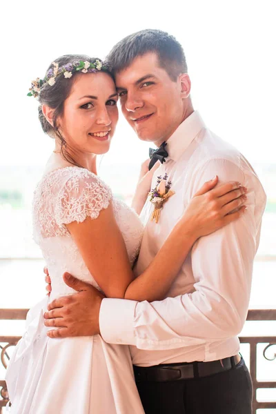 Mariée heureuse et marié après la cérémonie de mariage — Photo