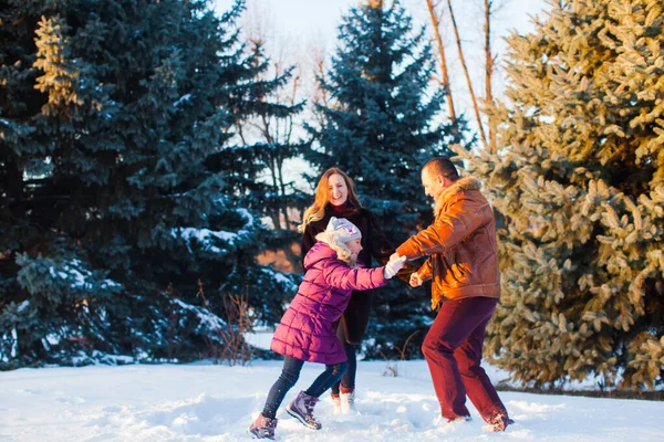 De gelukkige familie die zich buiten vermaakt in de winter — Stockfoto