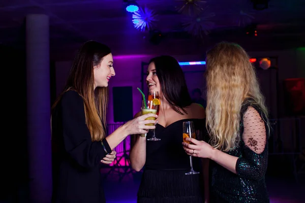 Women have fun and drinking cocktails with fruits — Stock Photo, Image