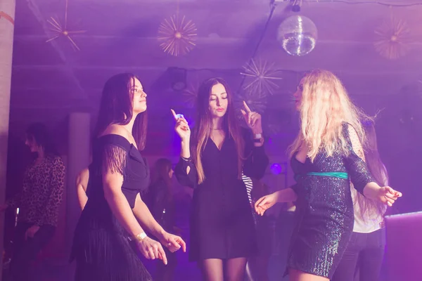 Groep dansende jongeren genietend van de nacht in club — Stockfoto