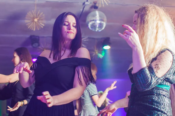 Groep dansende jongeren genietend van de nacht in club — Stockfoto