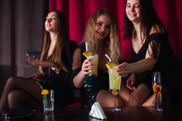 Women have fun and drinking cocktails with fruits — Stock Photo, Image