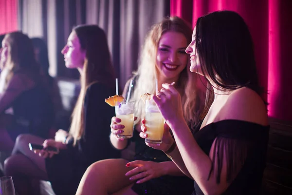 Women have fun and drinking cocktails with fruits — Stockfoto